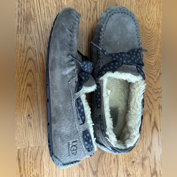 UGG Dakota 78 Moccasins Shearling Gray Suede Navy Blue Polk a Dot Ribbon Size 7 - Picture 4 of 13